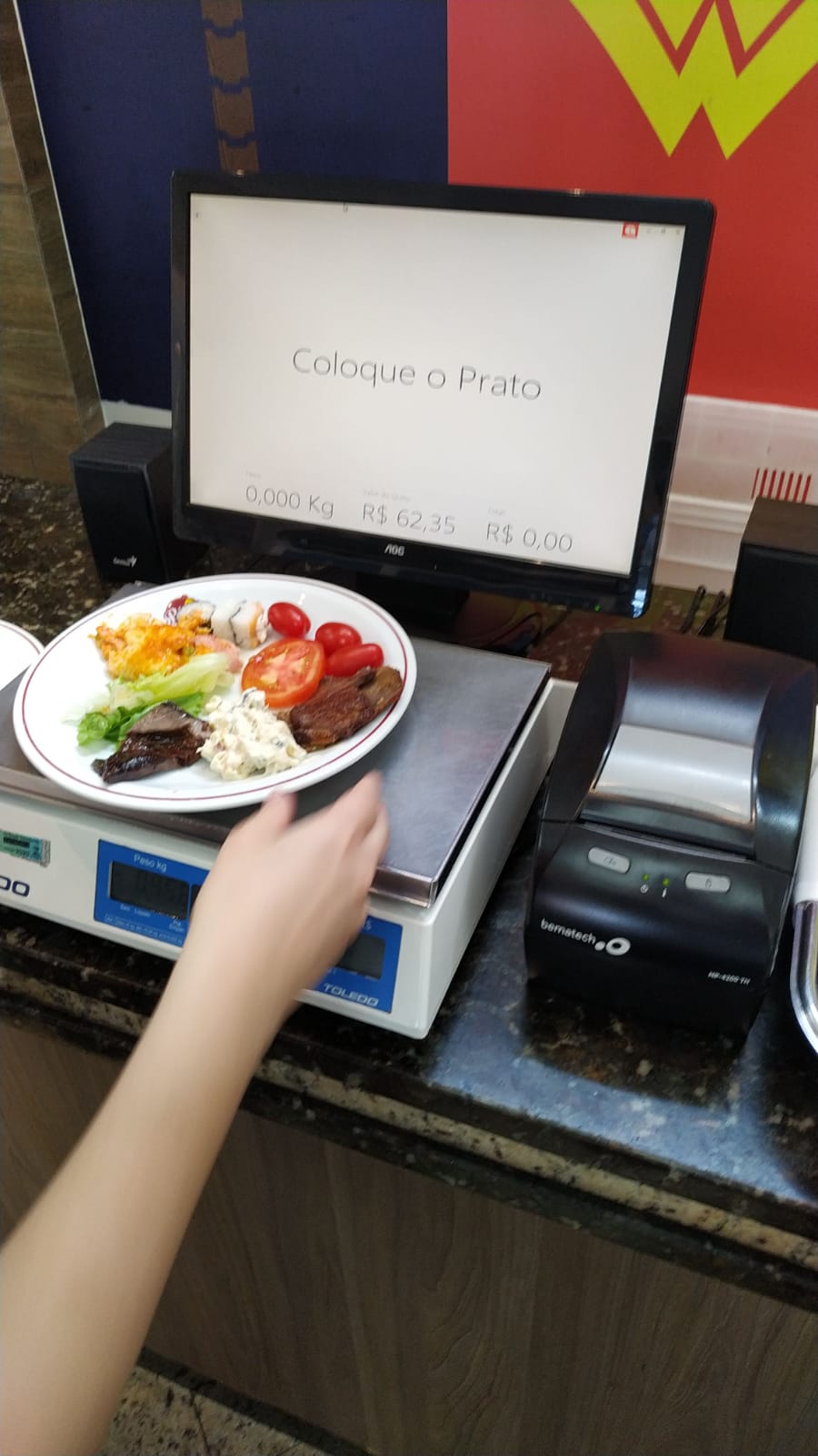 Cliente colocando o prato sobre a balança automática