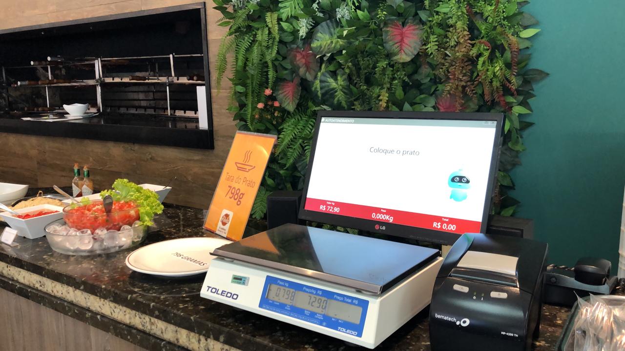 Balança automática instalada em restaurante self-service
