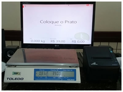 Cliente coloca o prato sobre a balança