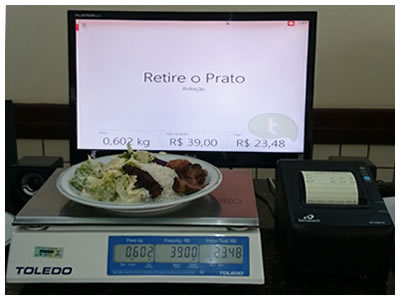 Cliente retira o prato após a orientação do sistema